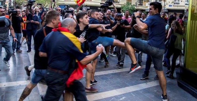 Enfrentamientos entre los asistentes a la tradicional manifestación de entidades de izquierda y nacionalista del 9 d'Octubre llevada a cabo por el centro de Valencia. / EFE