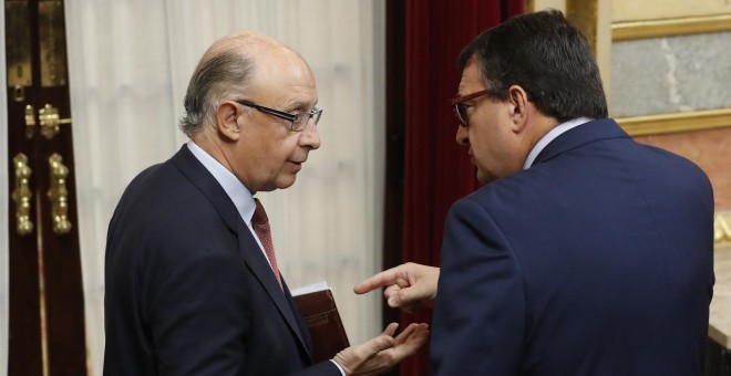 El ministro de Hacienda, Cristóbal Montoro, conversa con el  portavoz parlamentario del PNV, Aitor Esteban,  durante la sesión de control al Ejecutivo hoy en el Congreso. EFE/Javier Lizon