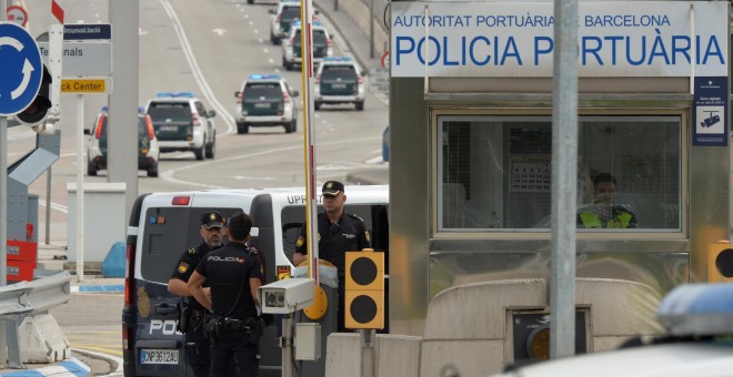 Policías en la entrada del Puerto de Barcelona. REUTERS/Vincent West