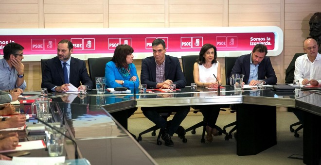 El secretario general del PSOE, Pedro Sánchez, la presidenta, Cristina Narbona, el secretario de Organización, José Luis Ábalos, la portavoz parlametnaria, Margarita Robles, el portavoz de la Ejecutiva, Óscar Puente y el secretario de Política Federal del