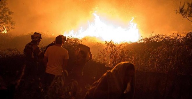 Los habitantes de la zonas arrasadas por el fuego han tratado de ayudar a los bomberos en la extinción. - BRAIS LORENZO (EFE)