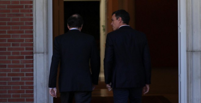 El presidente del Gobierno, Mariano Rajoy, con el secretario general del PSOE, Pedro Sanchez, en una reunión en el Palacio de la Madrid, al día siguiente del referéndum del 1-O en Catalunya. REUTERS/Rafael Marchante