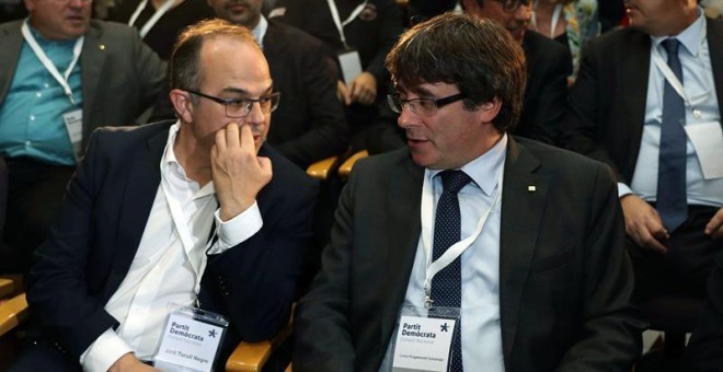 Carles Puigdemont, junto al conseller de la Presidencia, Jordi Turull. / EFE