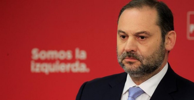 El secretario de Organización del PSOE, José Luis Ábalos, durante la rueda de prensa que ha ofrecido hoy en la sede de Ferraz. / EFE