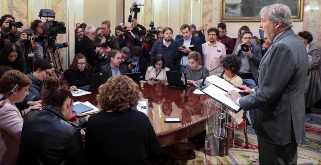 El portavoz del Gobierno, Íñigo Méndez de Vigo, se dirige a la prensa en el Congreso. /REUTERS