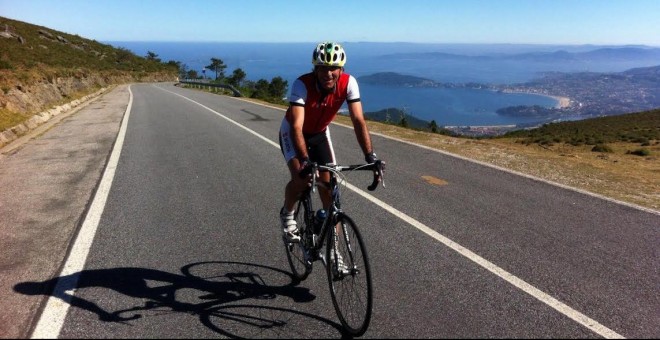 Javier Maté, ex portero del Celta, en su bicicleta.