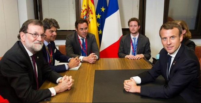 Mariano Rajoy y Enmanuelle Macron, en Bruselas. / EFE