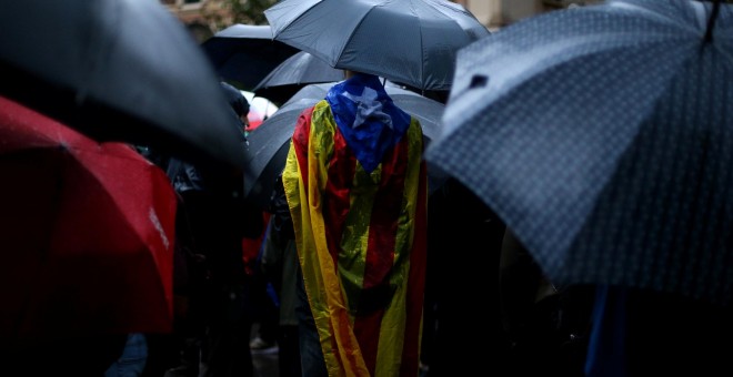 Una persona con una bandera estelada en la manifestación de este jueves en Barcelona para reclamar la liberación de los líderes de ANC y Òmnium. - REUTERS