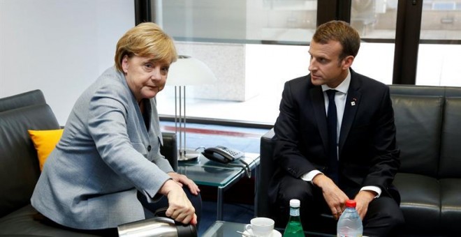 La canciller alemana, Angela Merkel (i), y el presidente francés, Emmanuel Macron (d), en un encuentro bilateral antes de la cumbre del Consejo Europeo en Bruselas (Bélgica) el 19 de octubre de 2017. EFE