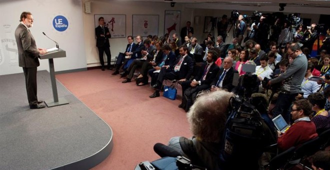 El presidente del Gobierno, Mariano Rajoy, durante la rueda de prensa que ha ofrecido en el marco del Consejo Europeo en Bruselas. - EFE