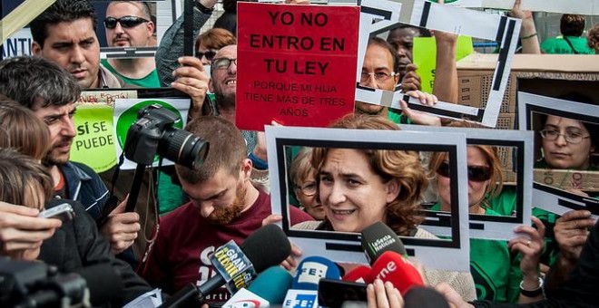 Ada Colau, entonces portavoz de la PAH, durante un escrache a Rajoy en Barcelona en 2013.- FOTOMOVIMIENTO.ORG