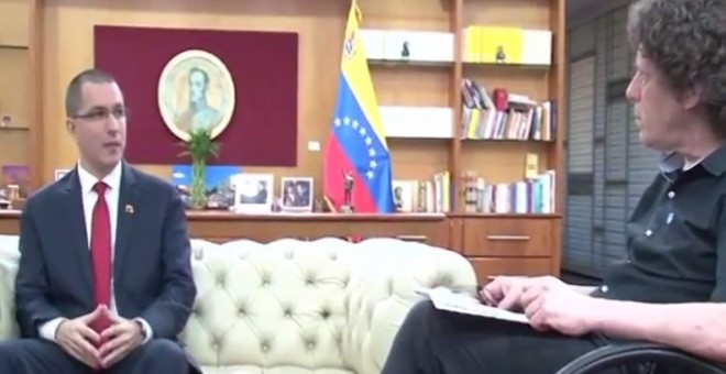 Jorge Arreaza, ministro de Exteriores de Venezuela, durante un momento de la entrevista, realizada en Caracas por Pedro Brieger, director de NODAL.