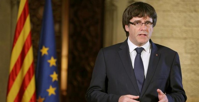 El president de la Generalitat, Carles Puigdemont, durante su mensaje de respuesta a las medidas de suspensión del autogobierno de Catalunya / EFE