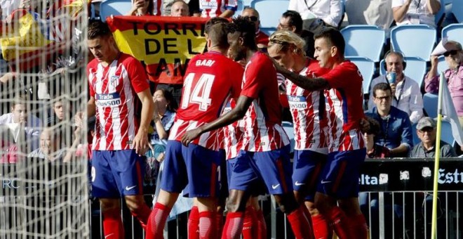 Los jugadores del Atlético celebran el gol marcado por su compañero Kevin Gameiro. - EFE