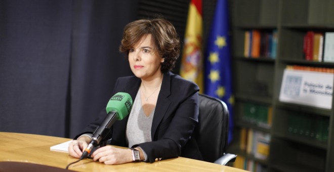 La vicepresidenta del Gobierno, Soraya Sáenz de Santamaría, en una entrevista, este lunes, en Onda Cero. Fotografía facilitada por el gabinete de presidencia de MONCLOA.