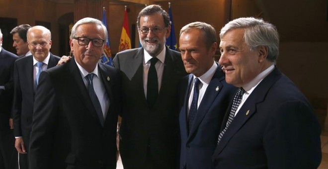 El presidente del Gobierno, Mariano Rajoy (2i), junto a los presidentes de la Comisión Europea (CE), Jean-Claude Juncker (i), el Consejo Europeo, Donald Tusk (2d); y del Parlamento Europeo, Antonio Tajani (d), a su llegada a la ceremonia de entrega de los
