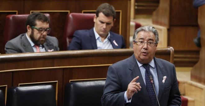 El ministro del Interior, Juan Ignacio Zoido, durante un pleno del Congreso. EFE/Javier Lizón