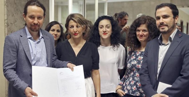 Unidos Podemos- En Comú Podem- En Marea, momentos antes de presentar la Ley de Igualdad Retributiva con el objetivo de acabar con la brecha salarial entre hombres y mujeres, esta mañana en el Congreso de los Diputados. EFE/ JJGuillen