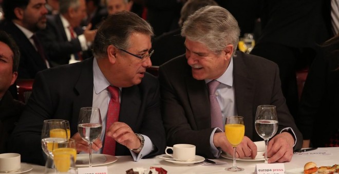 El ministro del Interior, Juan Ignacio Zoido (i.) junto al de Exteriores, Alfonso Dastis, durante un desayuno informativo.- EUROPA PRESS