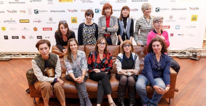 De izquierda a derecha, sentadas Pilar Revuelta (directora de arte), María Zamora (productora), Jara Yáñez (periodista), Julia Juaniz (montadora), Chus Gutiérrez (directora). De pie: Rosa Estevez (directora de casting), Coral Cruz (guionista), Patricia Mo