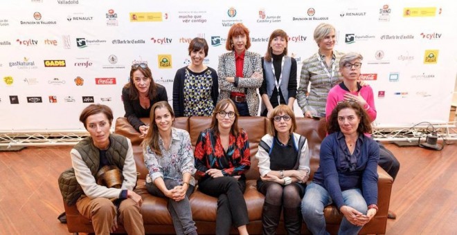 De izquierda a derecha, sentadas Pilar Revuelta (directora de arte), María Zamora (productora), Jara Yáñez (periodista), Julia Juaniz (montadora), Chus Gutiérrez (directora). De pie: Rosa Estevez (directora de casting), Coral Cruz (guionista), Patricia Mo