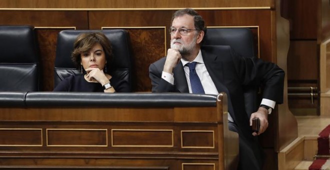 El presidente del Gobierno, Mariano Rajoy (d), junto a la vicepresidenta, Soraya Sáenz de Santamaría (i), durante la sesión de control al Gobierno, en el Congreso de los Diputados. EFE/ Javier Lizón