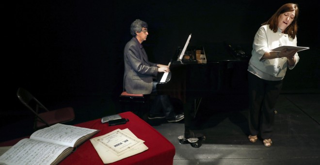 Interpretación en la actualidad de la partitura manuscrita de 'Shiava e Regina', localizada por Maria Teresa Garrigosa y el pianista Francesc Cortés - EFE/Andreu Dalmau.