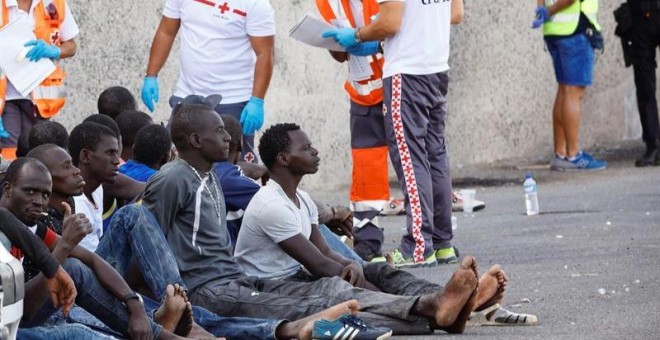 Varias personas recién llegadas en patera a la costa de Canarias.- EFE