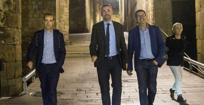 El conseller de Empresa Santi Vila (2-i) y la consellera de Enseñanza Clara Ponsatí (d) salen del Palau de la Generalitat tras la cumbre convocada por el presidente catalán. | QUIQUE GARCÍA (EFE)