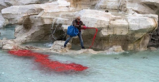 Graziano Cecchini vierte pintura roja en la Fontana di Trevi en Roma. - EFE