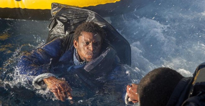 Un hombre es rescatado por Salvamento Marítimo cuando intentaba cruzar el Estrecho a bordo de una patera.-AFP/Archivo.