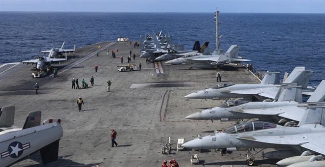 Vista del portaaviones USS Ronald Reagan durante un ejercicio con los buques de guerra de Corea del Sur, el pasado jueves 19 de octubre de 2017, en el Mar del Este. / EFE