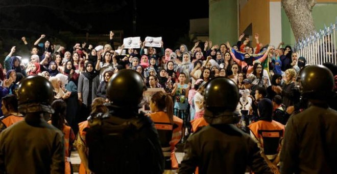 Policías marroquíes frente a una protesta de activistas en Alhucemas contra los abusos policiales durante las revueltas sociales.- REUTERS