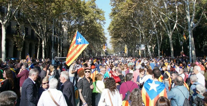 Manifestants concentrats a l'exterior del Parc de la Ciutadella, on hi ha el Parlament, aquest divendres