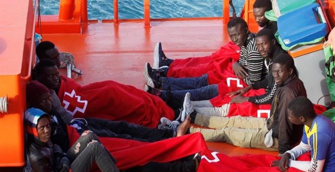 Nueve personas migrantes de origen subsahariano que Salvamento Marítimo rescató el jueves cuando navegaban por el Estrecho de Gibraltar.- EFE/A.Carrasco Ragel.