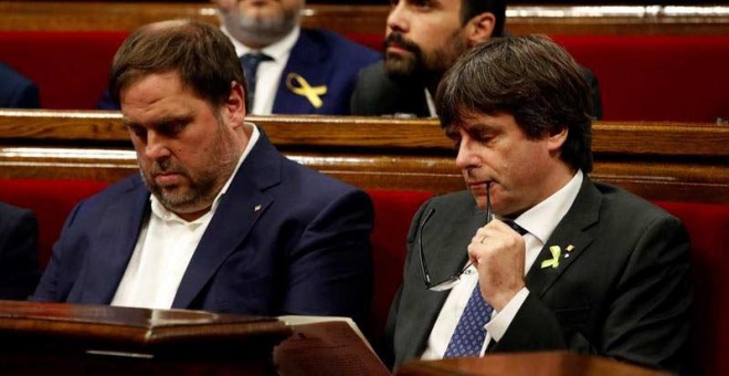 El presidente de la Generalitat, Carles Puigdemont, y su vicepresidente, Oriol Junqueras,izz., en el pleno monográfico del Parlament en respuesta a la aplicación del artículo 155 de la Constitución. | EFE