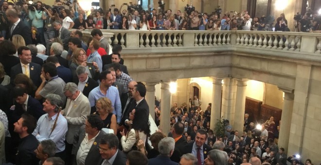 Les escales del Parlament, després d'acabar el ple. Entre els presents, nombrosos diputats, alcaldes i europarlamentaris catalans - Marià de Delàs