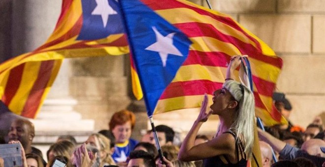 Personas concentradas esta viernes en la Plaza de Sant Jaume de Barcelona, para festejar que el Parlament ha declarado de forma unilateral la independencia de Cataluña. /EFE