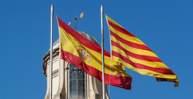 Las banderas de España y de Catalunya siguen ondeando en el Palau de la Generalitat donde este viernes el Parlament proclamó la Declaración Unilateral de Independencia. REUTERS/Yves Herman
