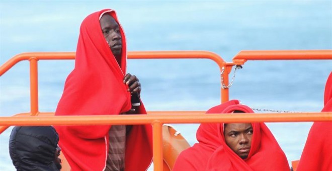 Efectivos de Salvamento Marítimo han rescatado este sábado a trece inmigrantes de origen subsahariano cuando intentaban alcanzar las costas españolas a bordo de dos pateras en aguas del Estrecho de Gibraltar./EFE