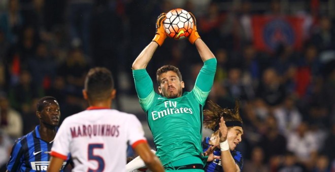 Nicolas Douchez, en un partido con el PSG. EFE/Archivo