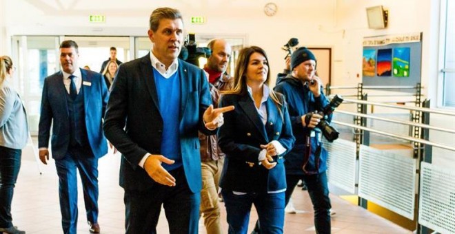 El primer minsitro de Islandia y líder del Partido de la Independencia Bjarni Benediktsson, acude a votar con su mujer, Thora Margret Baldvinsdotti. EFE/EPA