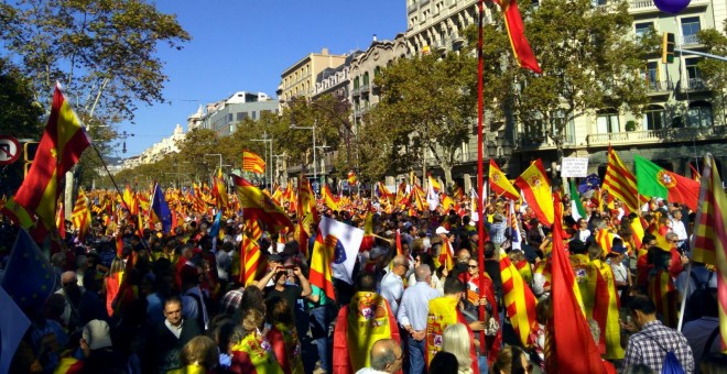 Miles de personas llenan el centro de Barcelona bajo el lema 'Tots som Catalunya'.