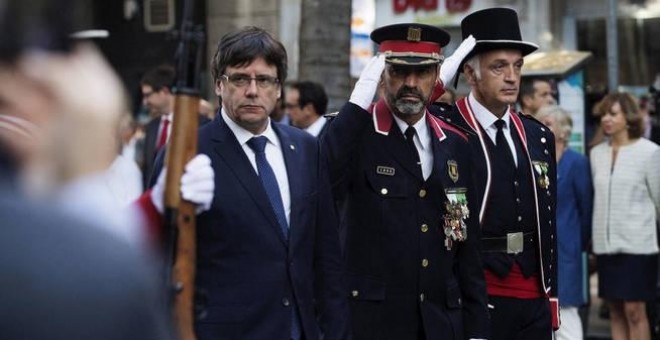 El presidente de la Generalitat de Catalunya cesado, Carles Puigdemont, junto a Josep Lluís Trapero, major de los Mossos, también cesado. EFE/Archivo
