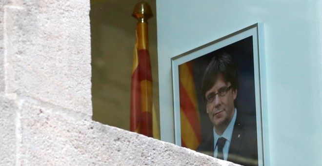 Retrato del presidente catalán cesado, Carles Puigdemont, en una de las salas del Palau de la Generalitat. REUTERS/Yves Herman