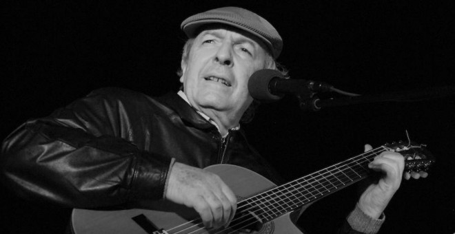 Viglietti en un concierto en Aguas Dulces, Argentina, en 2007 / Wikipedia