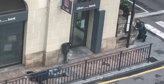 Vista del Liberbank atracado en Cangas de Onís donde hay un hombre atrincherado con dos rehenes y otro ya ha sido detenido. /