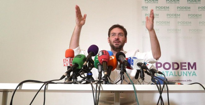 El secretario general de Podem, Albano-Dante Fachin, durante la rueda de prensa que ha ofrecido en Barcelona. EFE/Javier Etxezarreta