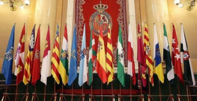 Banderas de las comunidades autónomas en el Senado, en la Conferencia de Presidentes. EFE