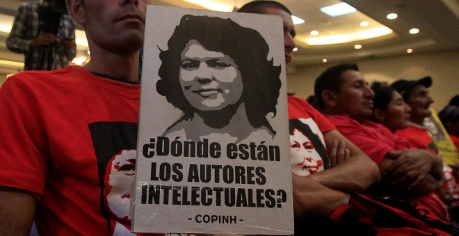 Un hombre sostiene un cartel reclamando conocer la autoría del asesinato de Berta Cáceres, en la rueda de prensa para informar sobre los  nuevas inverstigaciones en torno a la muerte de la activista. REUTERS/Jorge Cabrera